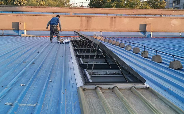 某区域性物流仓储中心岳普湖排烟窗系统安装项目